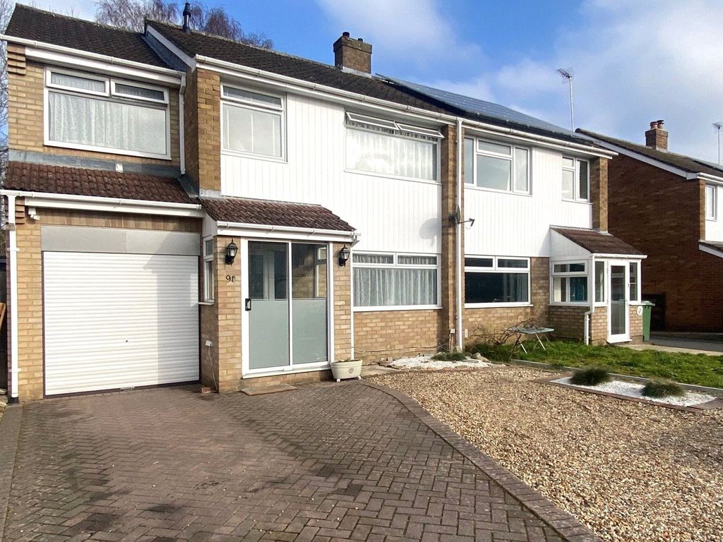 4 bed semidetached house for sale in Nash Close, Farnborough