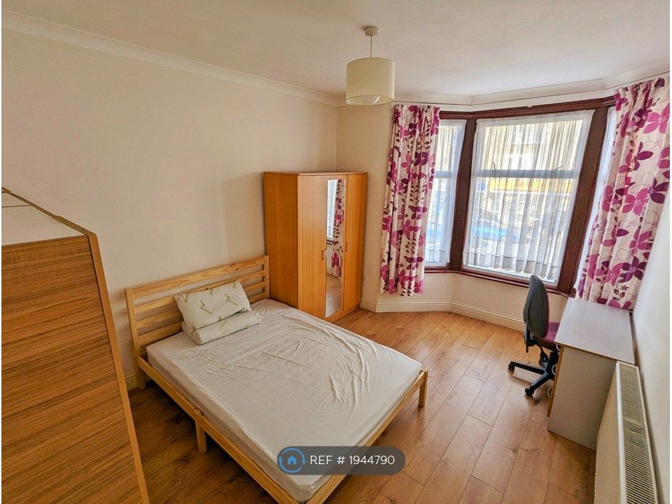 Room to rent in Romford Road, London E12, £700 pcm Zoopla