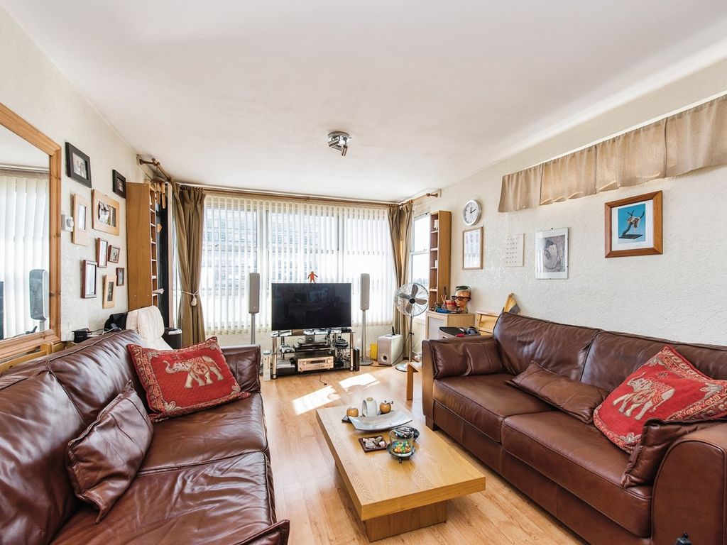 2 bed flat for sale in Staines Road West, SunburyOnThames TW16, £