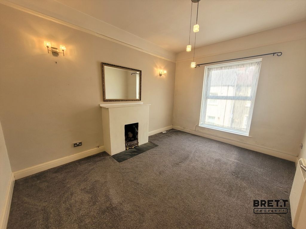 2 bed flat to rent in Bush Street, Pembroke Dock, Pembrokeshire. SA72