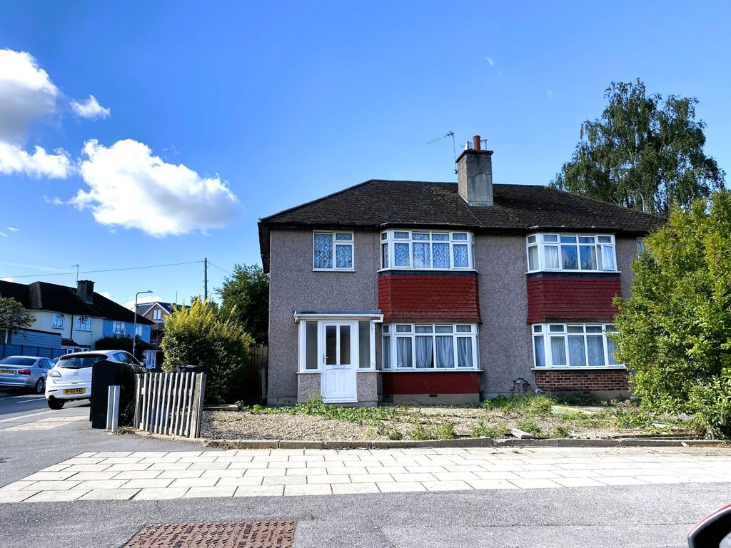 3 bed semidetached house for sale in Fencepiece Road, Ilford IG6, £