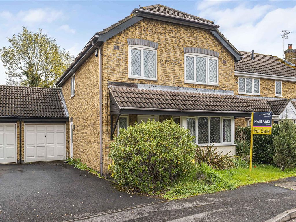 4 bed semidetached house for sale in Turnstone Close, Winnersh