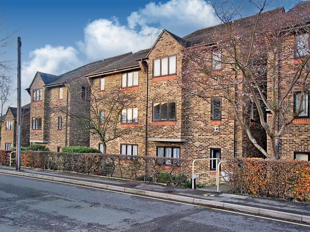 1 bed flat to rent in Grundy House, 8 Chiltern View Road, Uxbridge