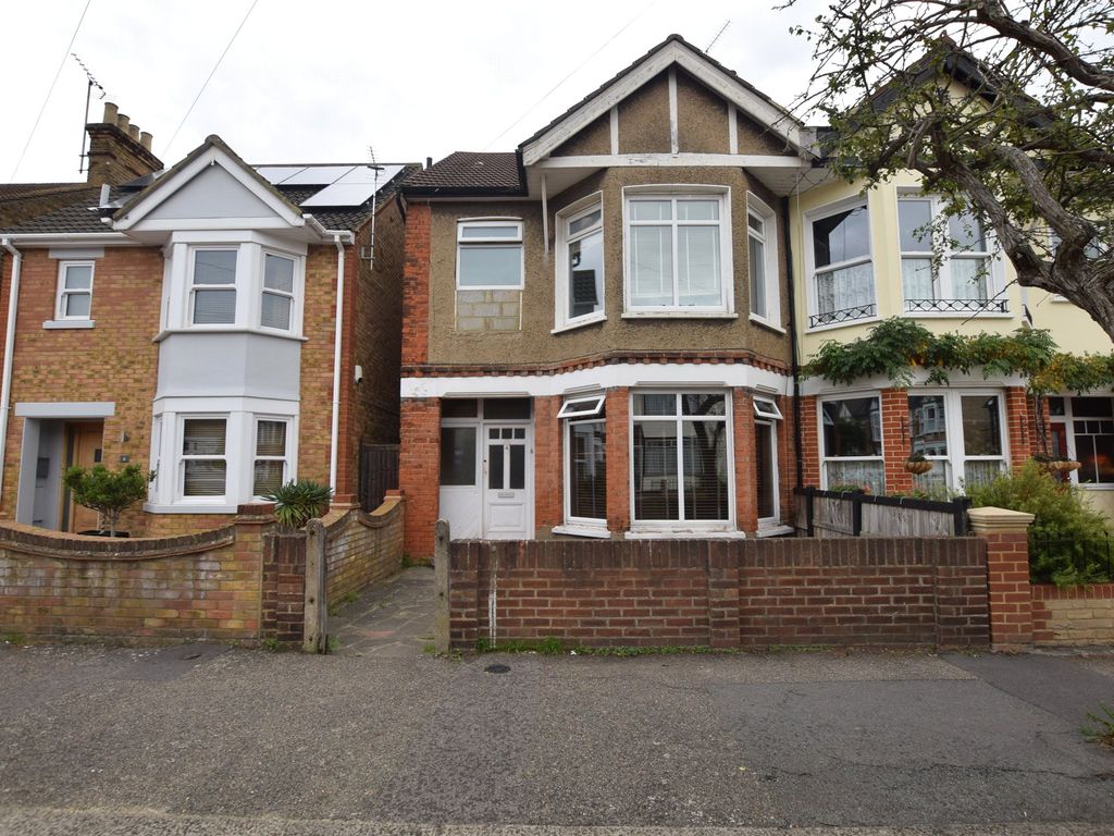 3 bed semidetached house for sale in Medora Road, Romford RM7, £