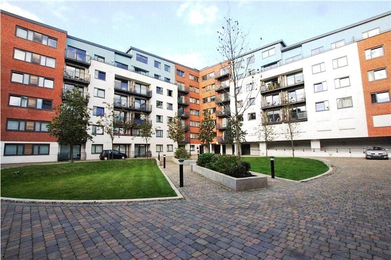 2 bed flat to rent in The Courtyard, Southwell Park Road, Camberley