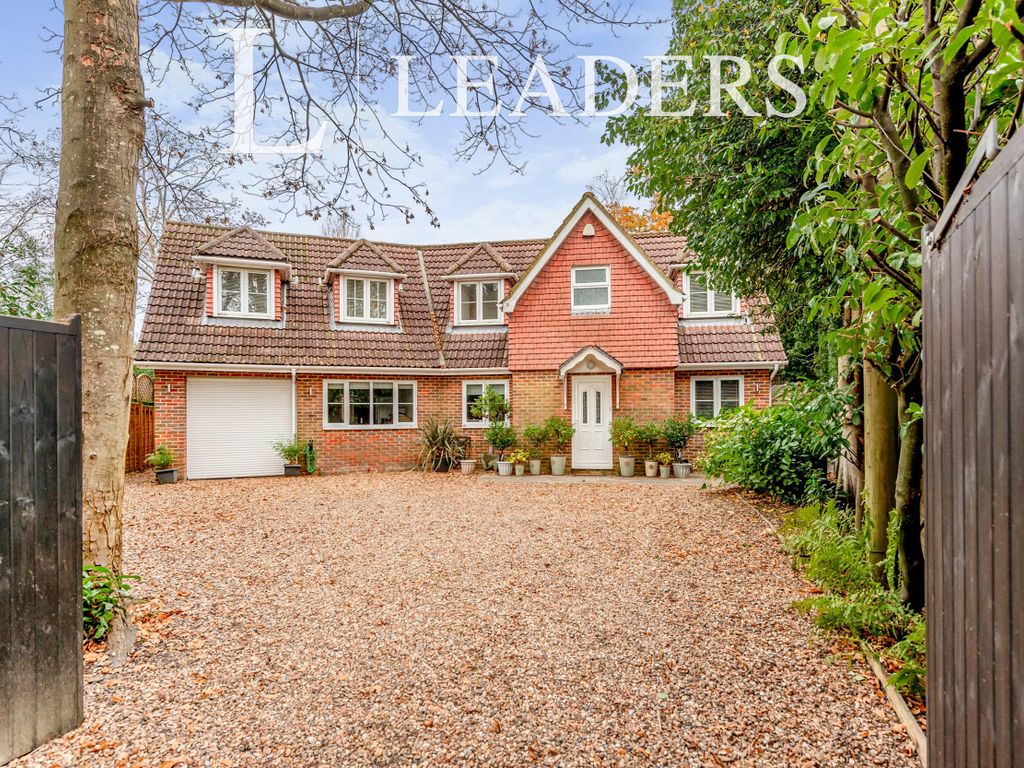 4 bed detached house to rent in Grattons Drive, Crawley RH10, £2,700