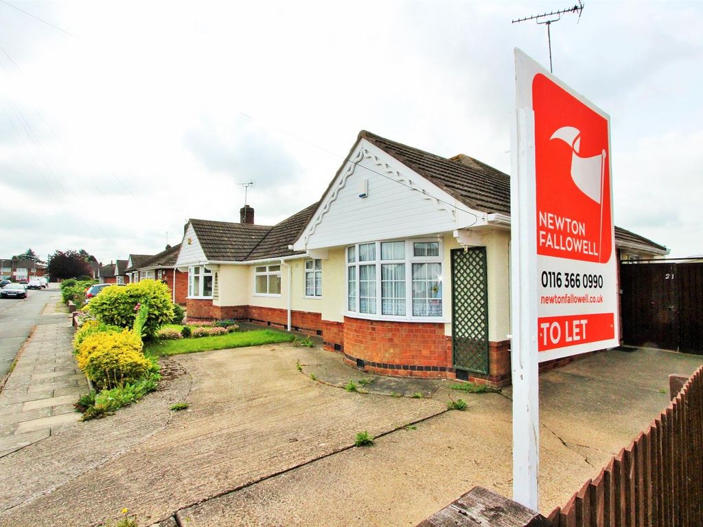 2 bed semidetached bungalow to rent in Foxhunter Drive, Oadby