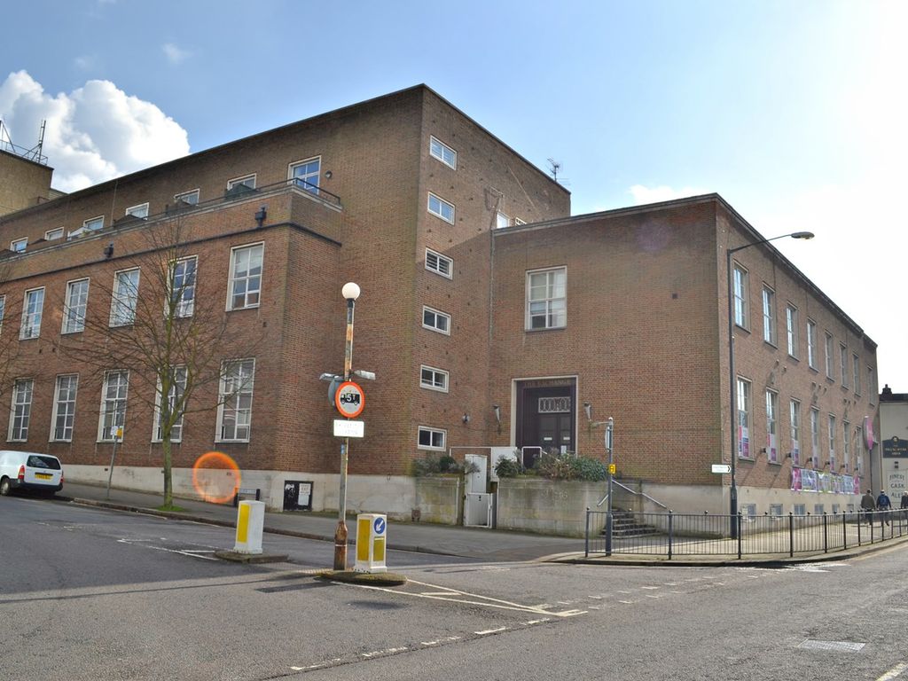 2 bed flat to rent in Queen Street, Hitchin SG4, £1,400 pcm Zoopla