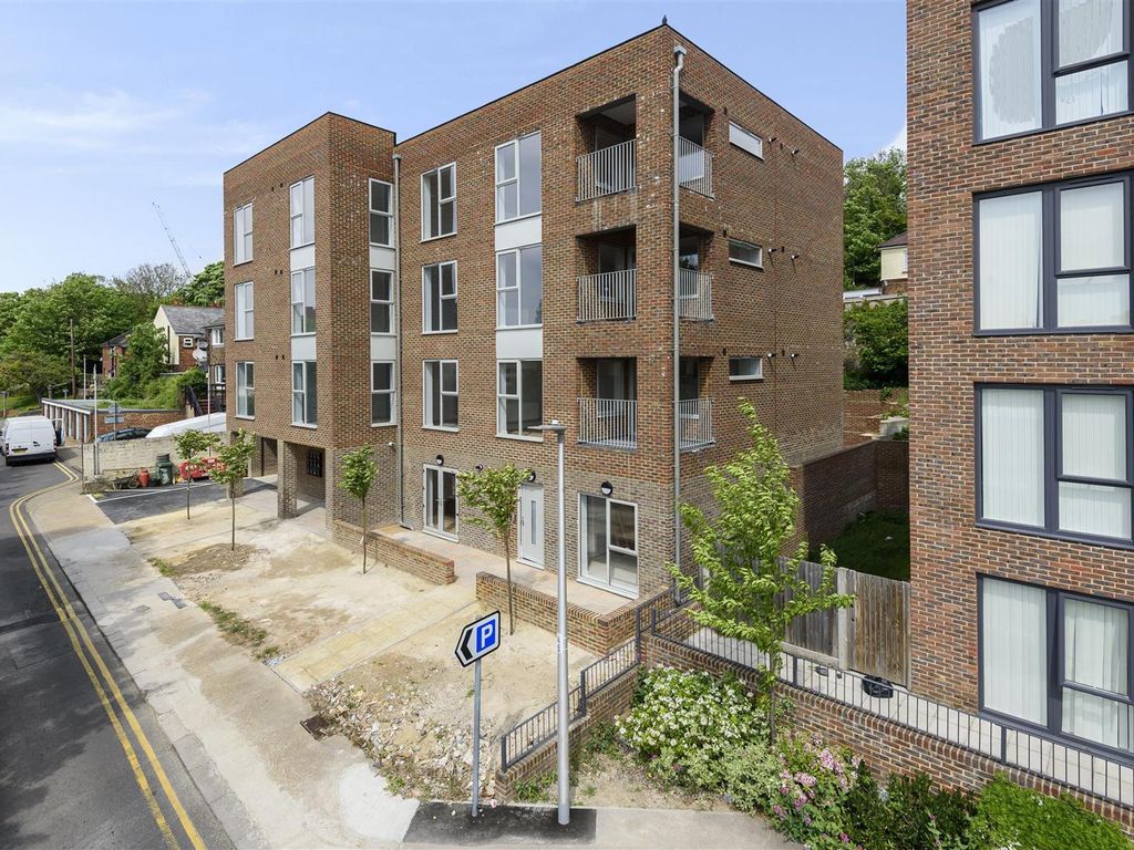 2 bed flat to rent in Cross Street, Chatham ME4, £1,400 pcm - Zoopla