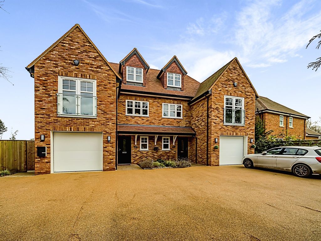 4 bed semidetached house for sale in Dorney Wood Road, Burnham, Slough