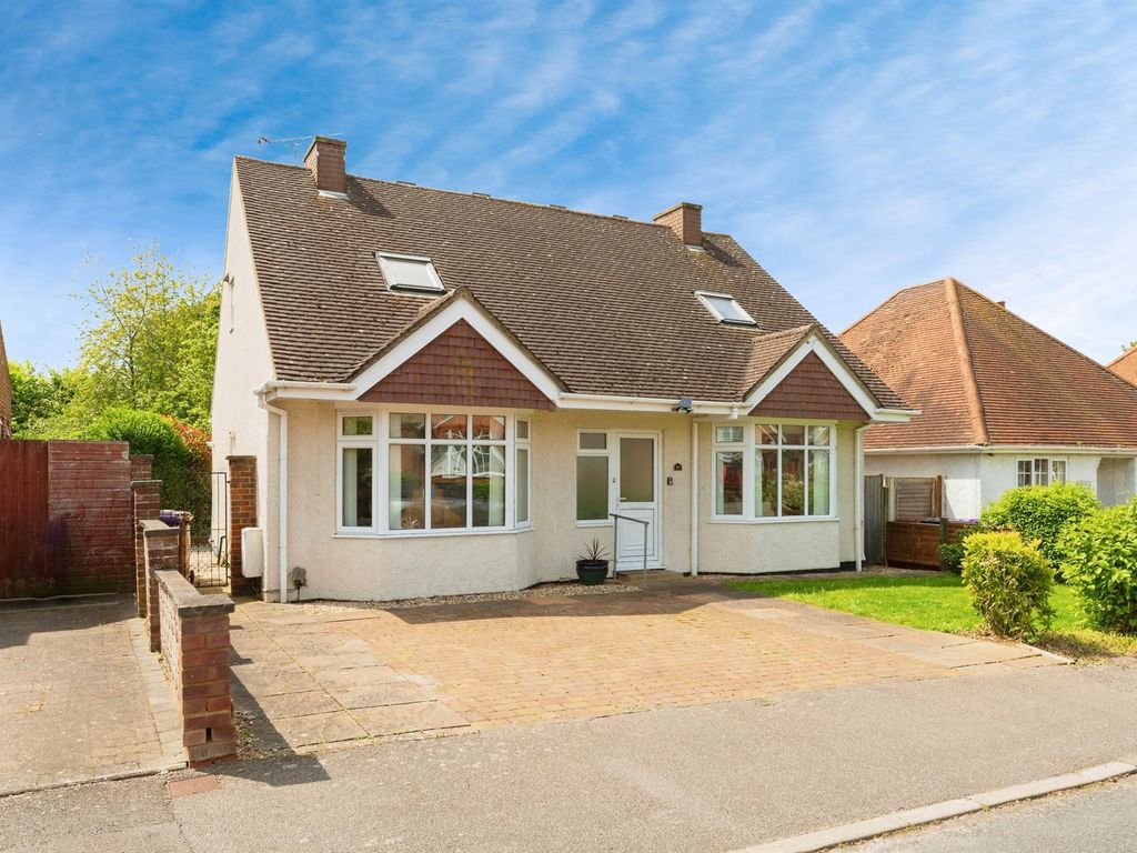 4 bed detached bungalow for sale in The Dale, Letchworth Garden City