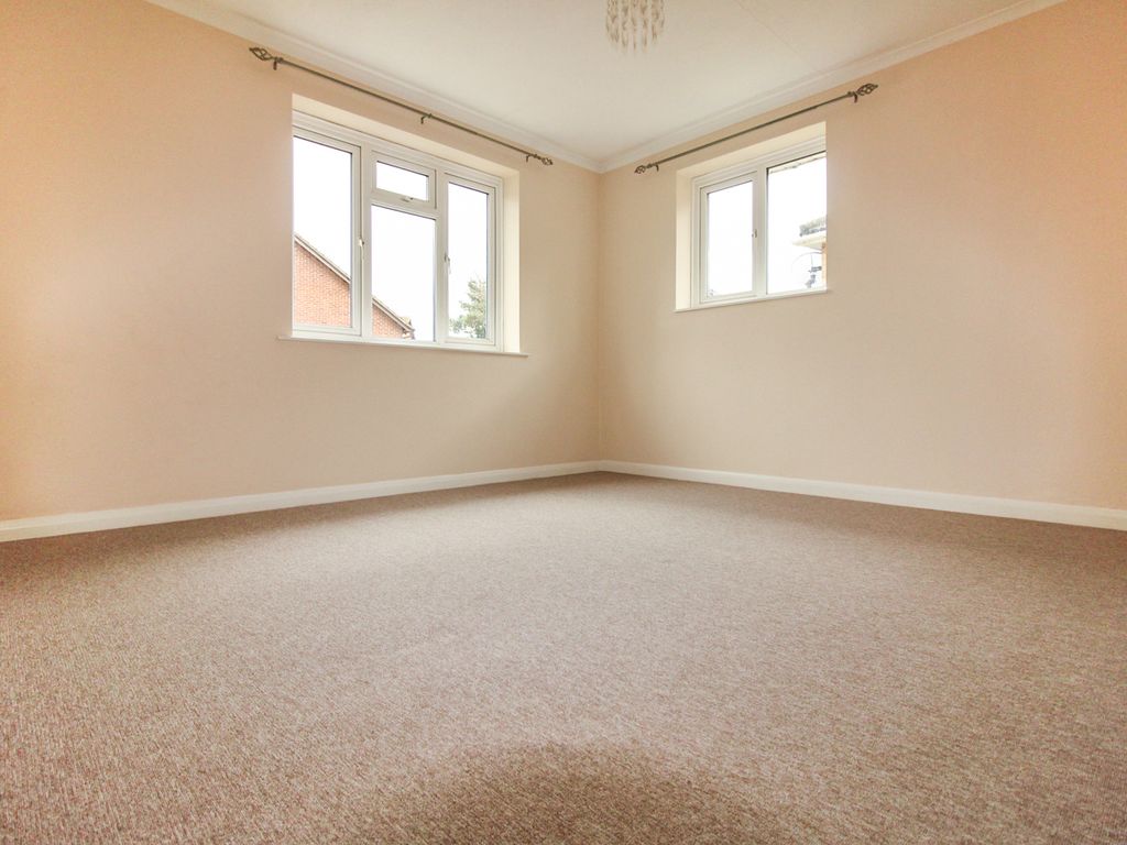 2 bed to rent in Wolsey Close, Worcester Park KT4, £1,600