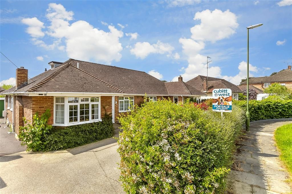 4 bed semidetached bungalow for sale in Hill Mead, Horsham, West