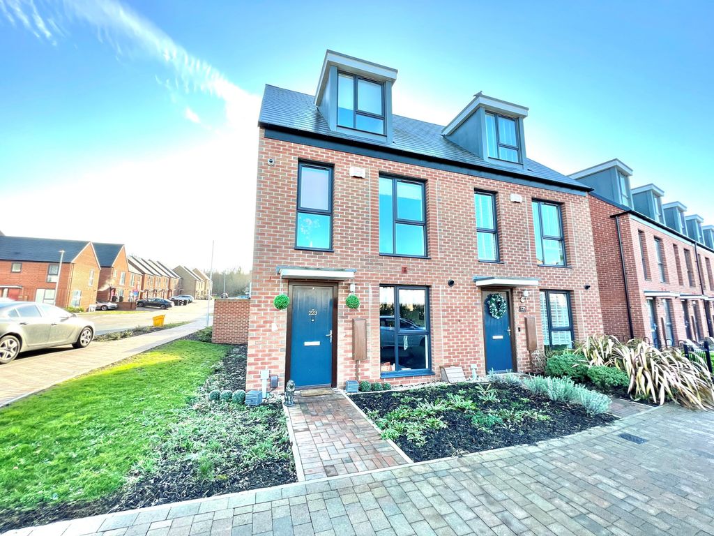 3 bed semidetached house for sale in Ketley Park Road, Ketley, Telford