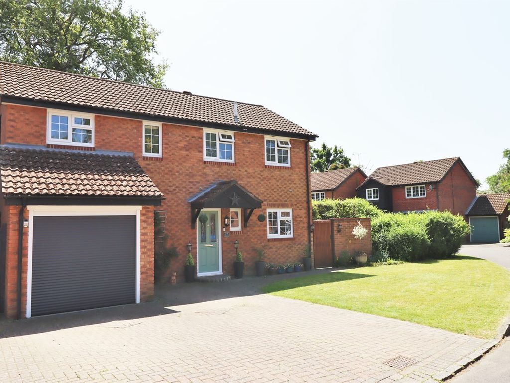 4 bed detached house for sale in The Birches, Farnborough GU14 Zoopla