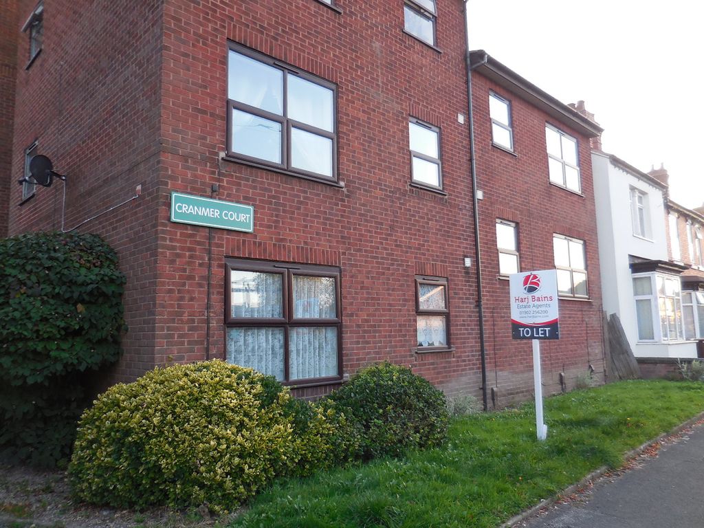 1 bed flat to rent in Cranmer Court, Newhampton Road West
