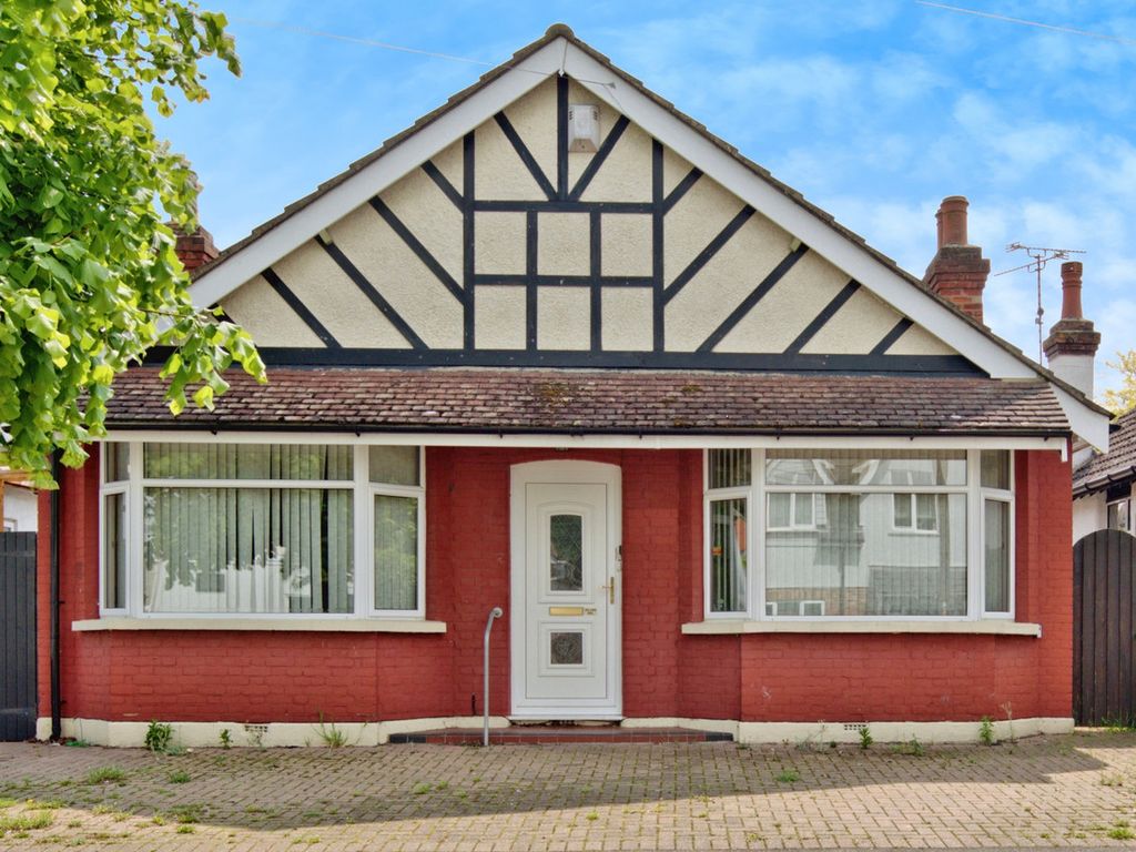 3 bed detached bungalow for sale in South Avenue, SouthendOnSea SS2