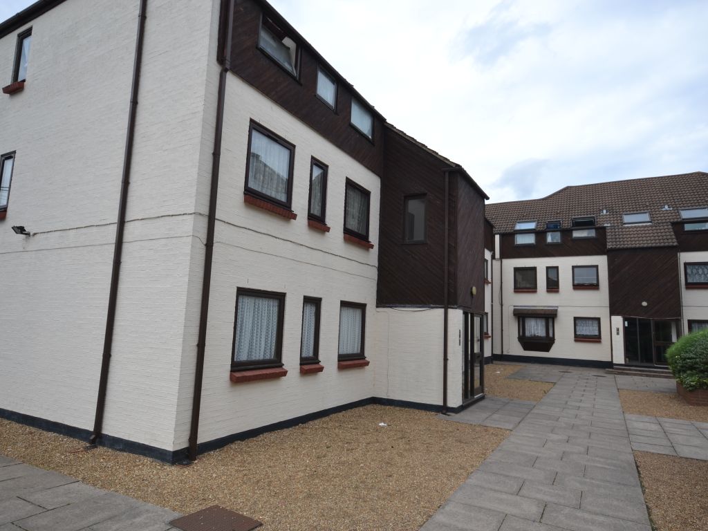 2 bed flat for sale in Connaught Road, Ilford IG1 Zoopla
