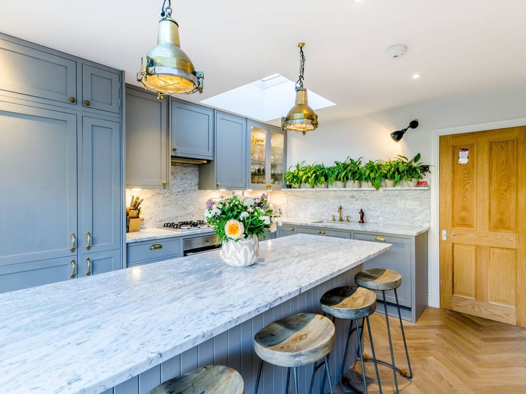 2 bed flat to rent in Bollo Bridge Road, Acton, London W3, £6,500 pcm