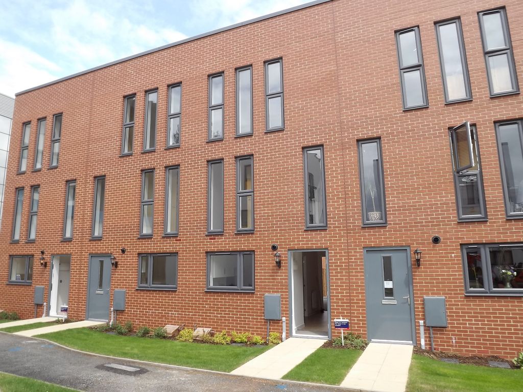 4 bed terraced house to rent in Penn Way, Welwyn Garden City AL7, £