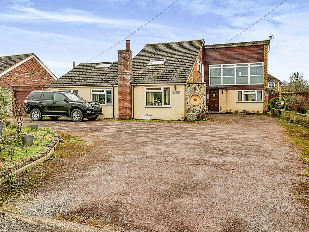 5 bed detached house for sale in Fishers Green, Stevenage