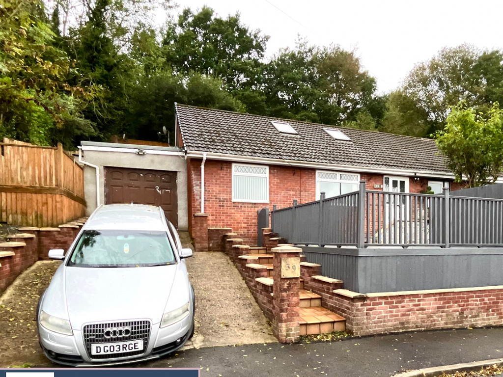 3 bed semidetached bungalow for sale in Hillcrest Avenue, Aberdare
