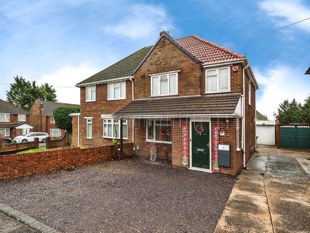 3 bed semidetached house for sale in Alpine Way, Luton LU3, £390,000