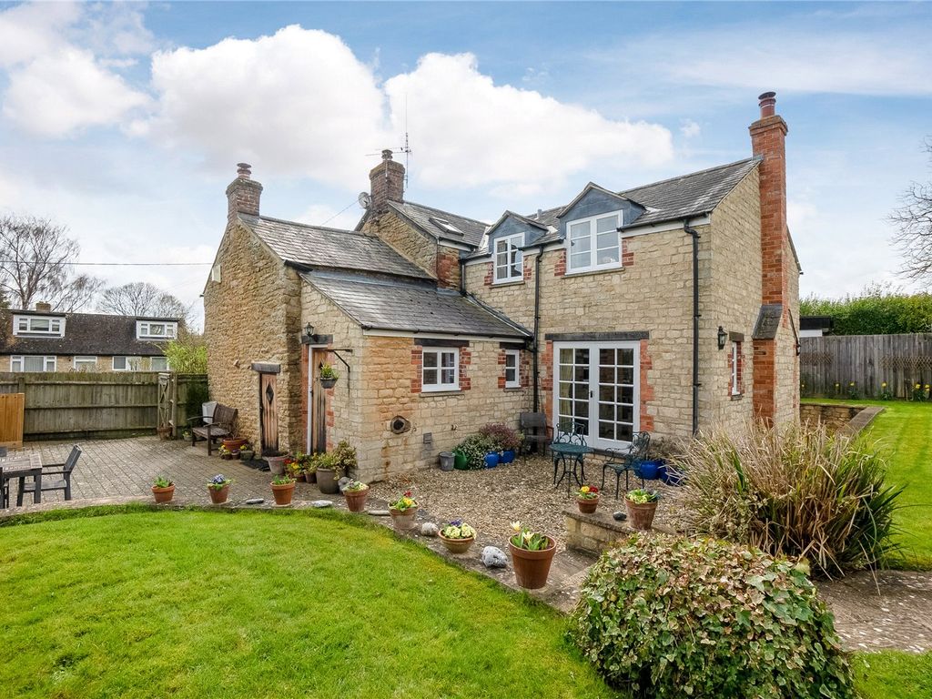 5 bed detached house for sale in Enstone Road, Middle Barton, Chipping