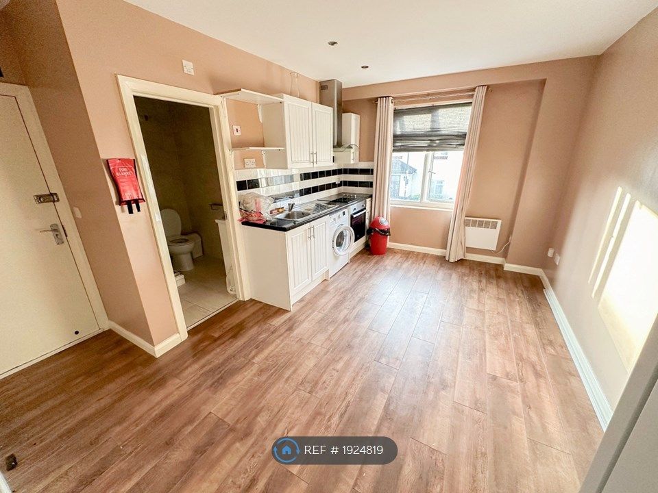 1 bed flat to rent in King Edward Road, Waltham Cross EN8, £1,250 pcm