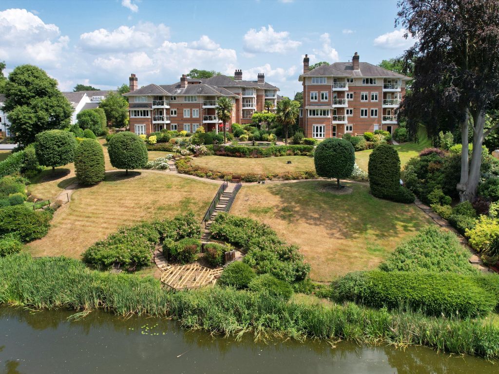 3 bed flat for sale in Broadwater Place, Weybridge, Surrey KT13, £