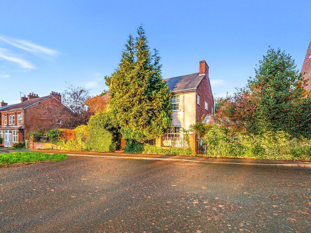 5 bed detached house for sale in Evesham Road, Redditch B97, £300,000