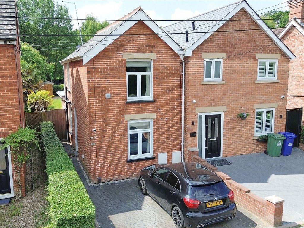 3 bed semidetached house for sale in Cove Road, Fleet GU51, £425,000