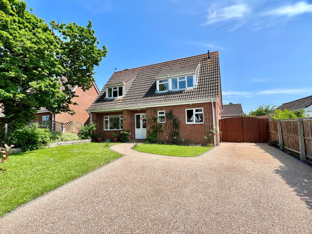 4 bed property for sale in Widbury Road, Pennington, Lymington SO41