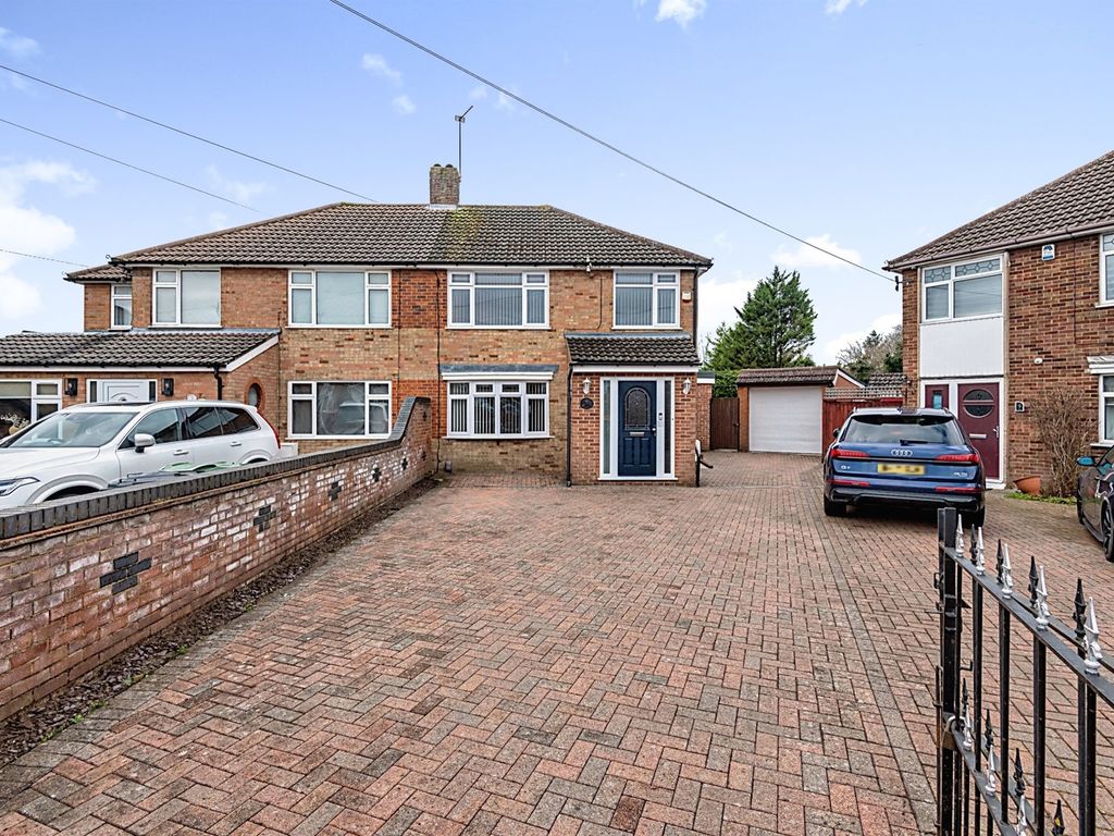 4 bed semidetached house for sale in Calcutt Close, Dunstable LU5, £