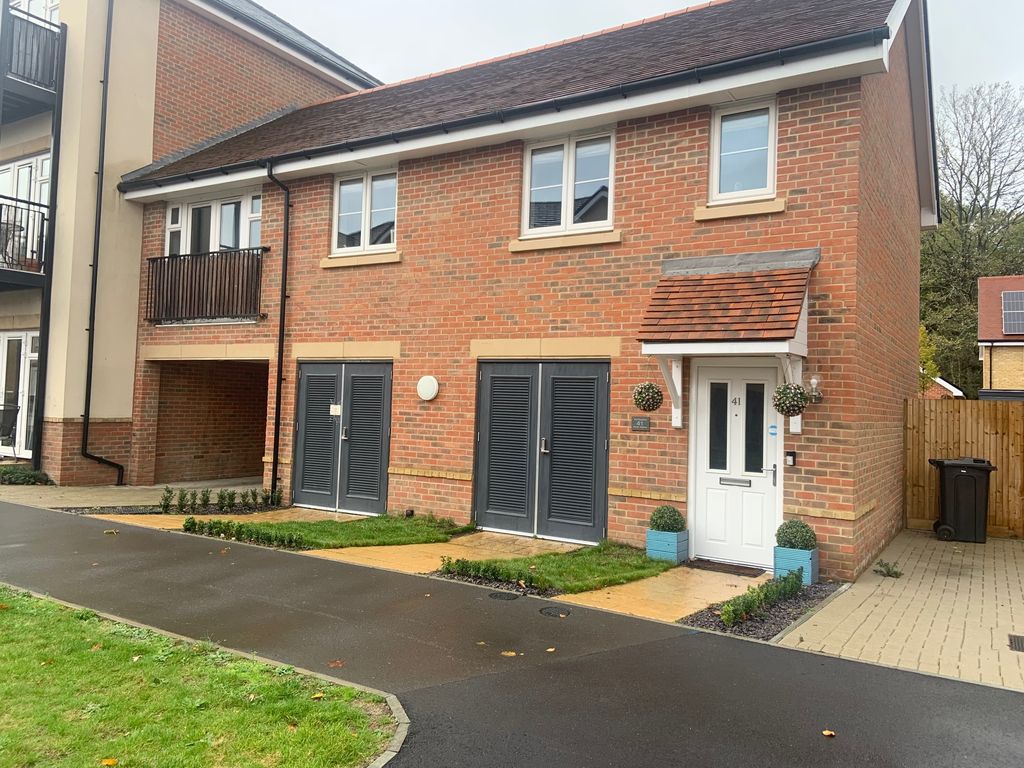 2 bed flat for sale in Hurst Avenue, Blackwater, Camberley, Surrey GU17