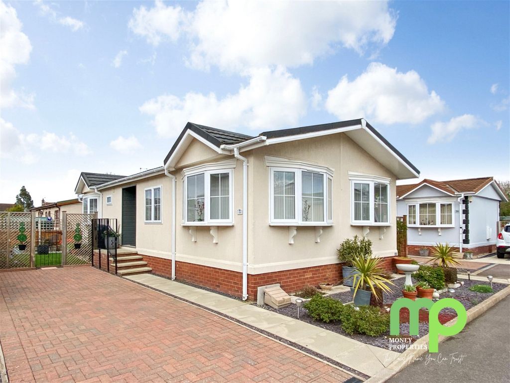 2 bed mobile/park home for sale in Appletree Close, Attleborough NR17