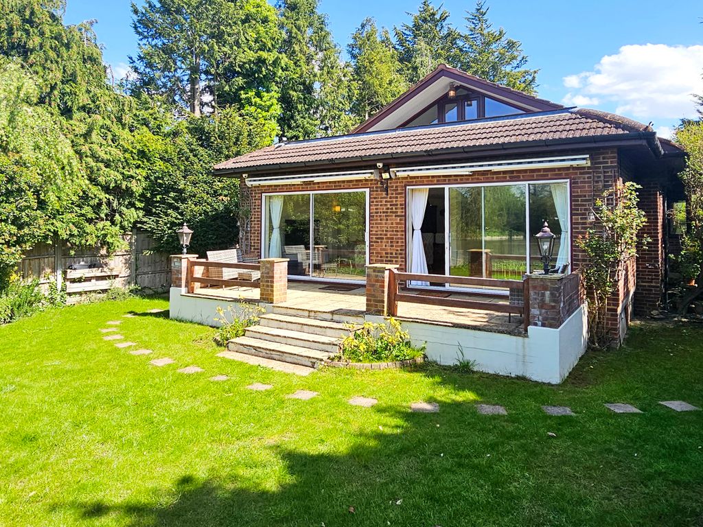 6 bed detached house to rent in Old Ferry Drive, Wraysbury TW19, £6,500