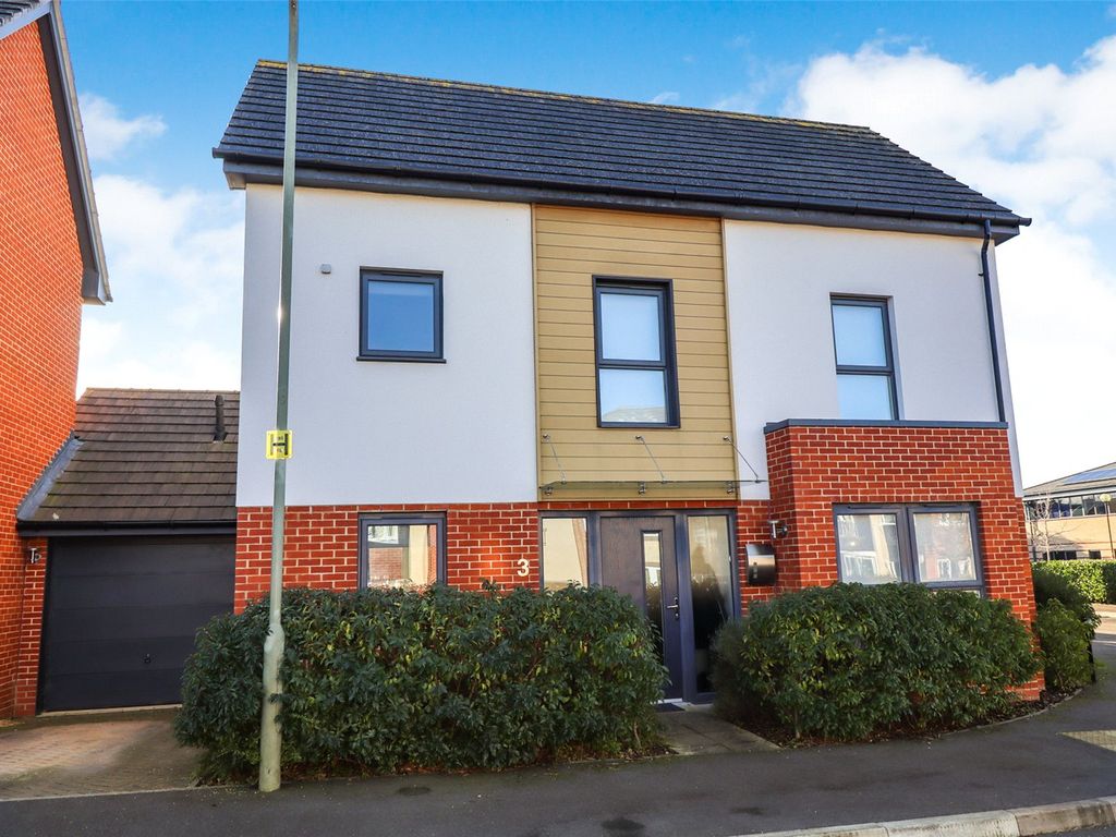 4 bed linkdetached house for sale in Redfields Meadow, Church Crookham, Fleet, Hampshire GU52