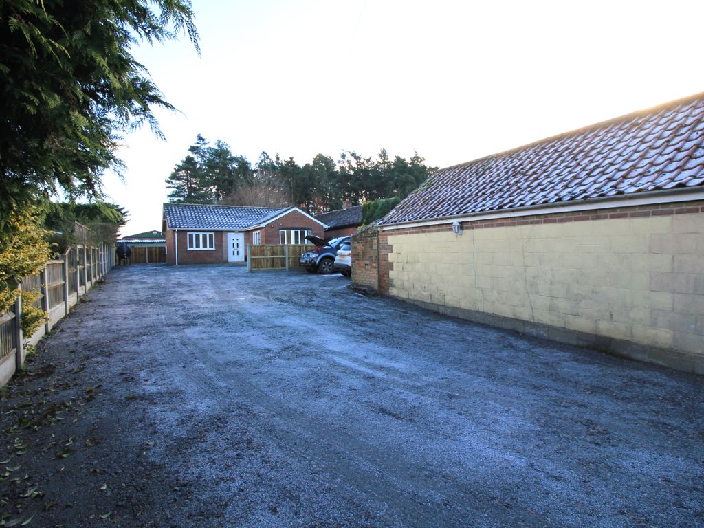 2 bed detached bungalow to rent in Holt Road, Norwich NR10, £1,100 pcm