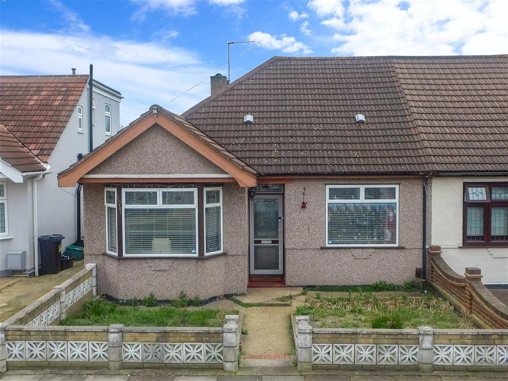 2 bed semidetached bungalow for sale in Somerville Road, Chadwell