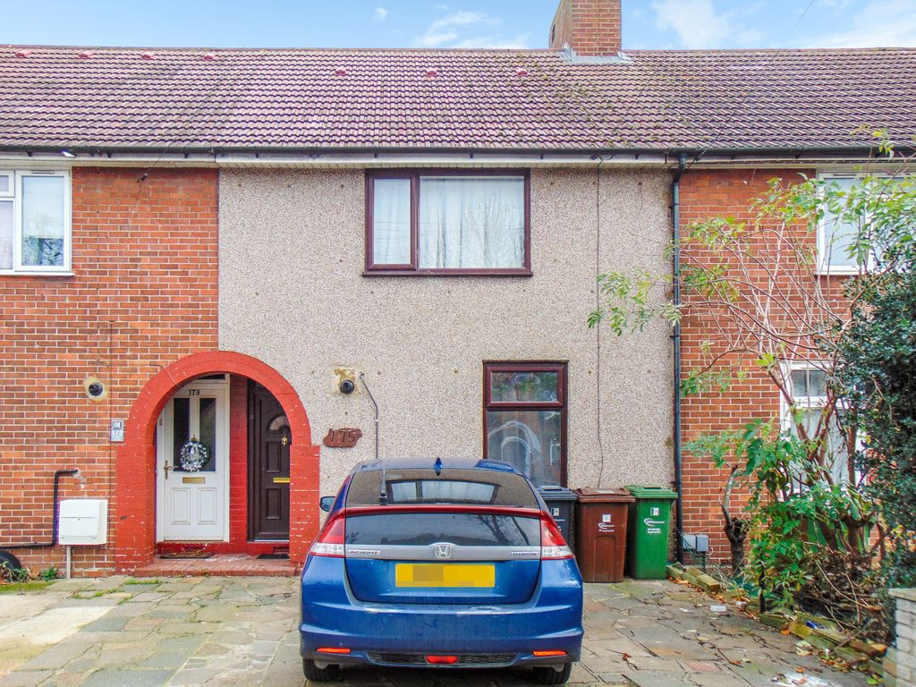 2 bed terraced house to rent in Dagenham, Lodge Avenue RM8, £1,950 pcm