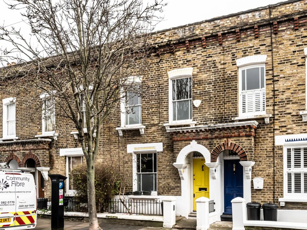 2 bed semidetached house to rent in Tyneham Road, Battersea, London