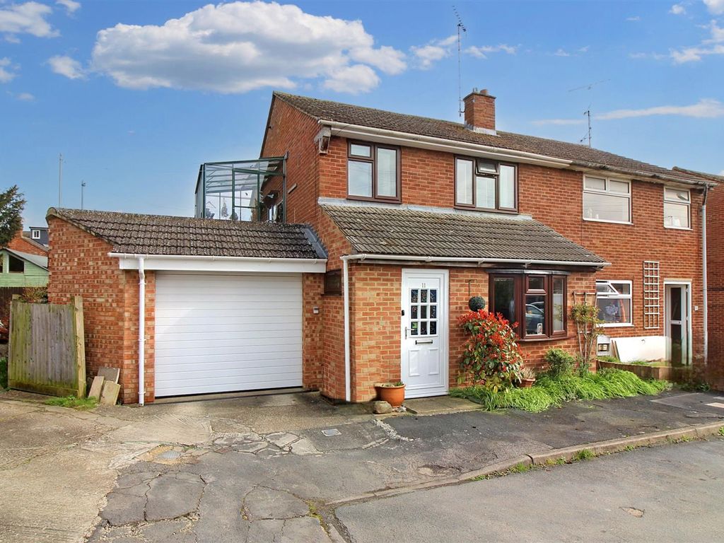 3 bed semidetached house for sale in Leyfield Road, Aylesbury HP21, £