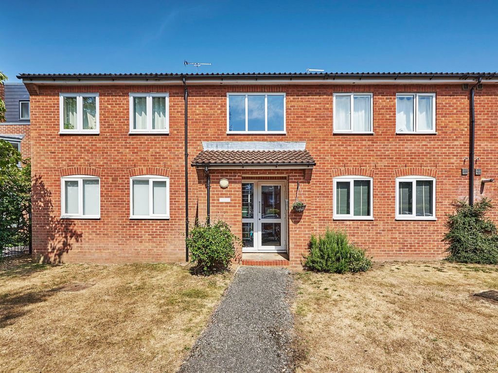 1 bed flat for sale in Alban Court, Burleigh Road, St. Albans