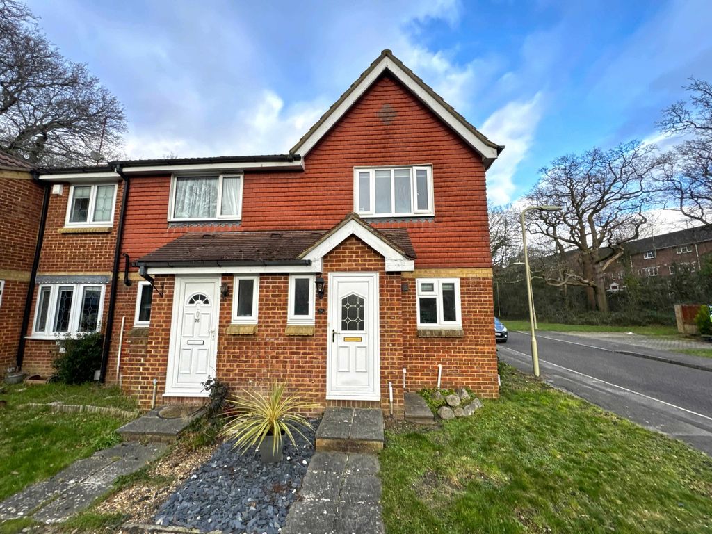 2 bed end terrace house for sale in Great Oaks Chase, Chineham