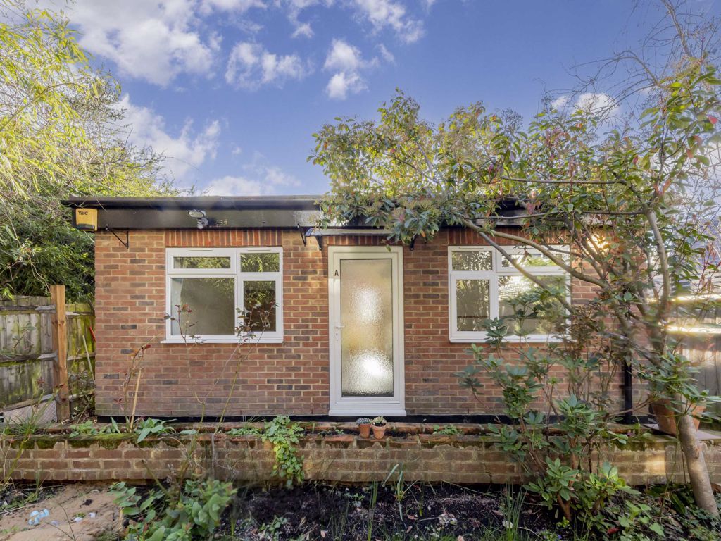 2 bed bungalow to rent in Durnsford Road, London N11 Zoopla