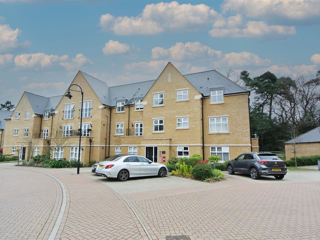 2 bed flat for sale in Queenswood Crescent, Englefield Green, Egham