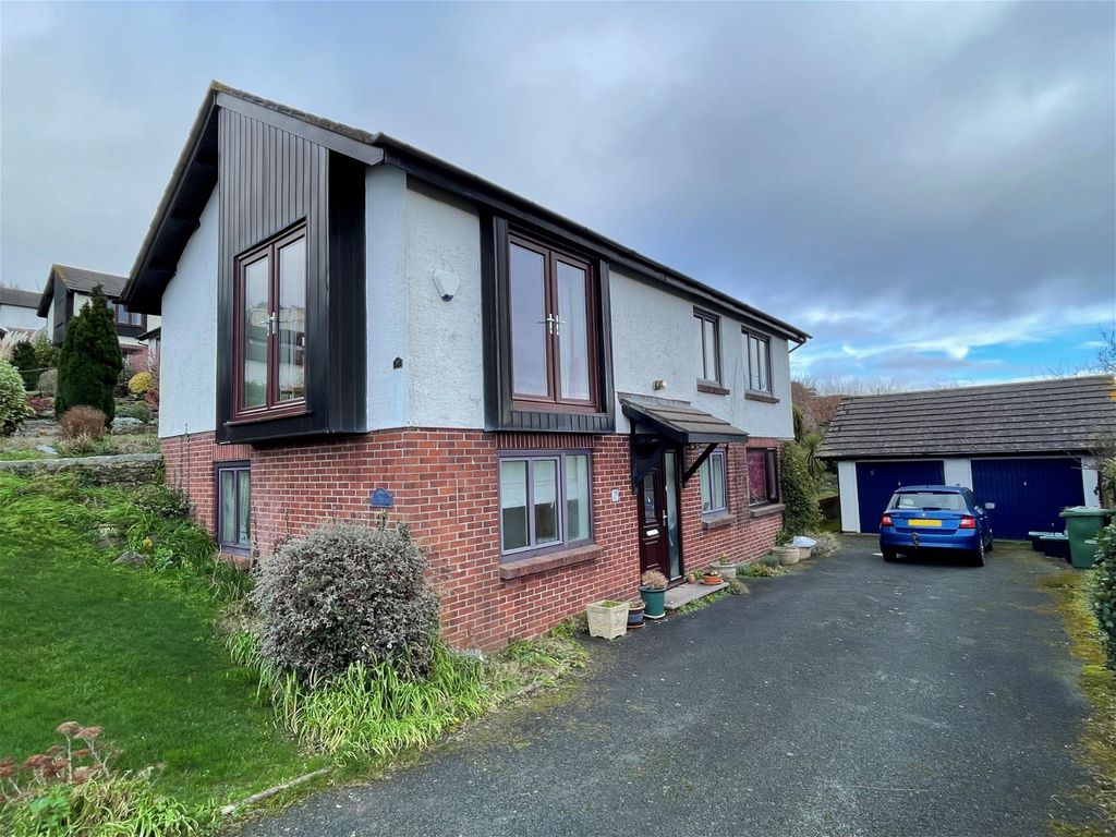 4 bed detached house for sale in Great Furlong,