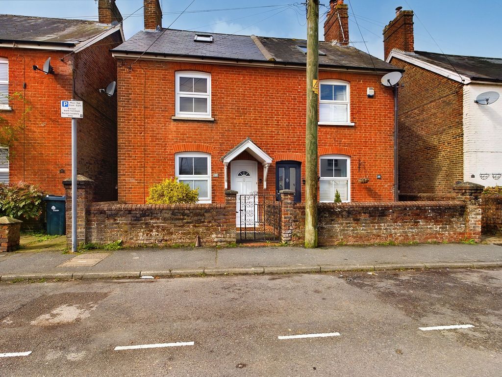 2 bed semidetached house to rent in Malthouse Road, Crawley RH10 Zoopla