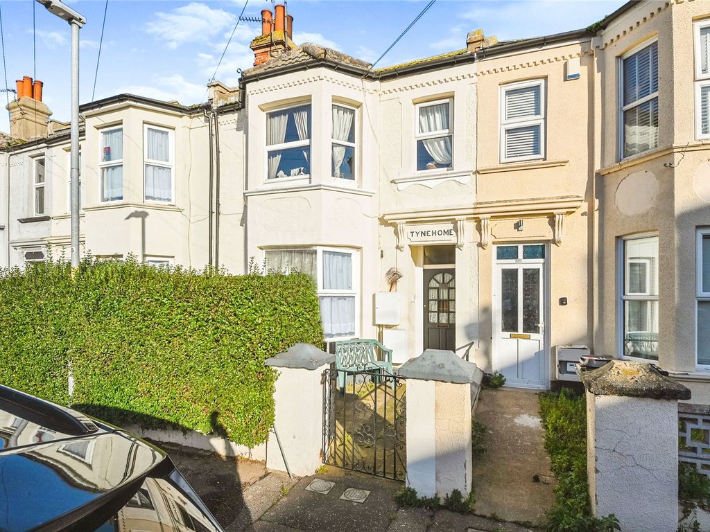 1 bed flat for sale in Beach Road, ClactonOnSea, Essex CO15, £100,000